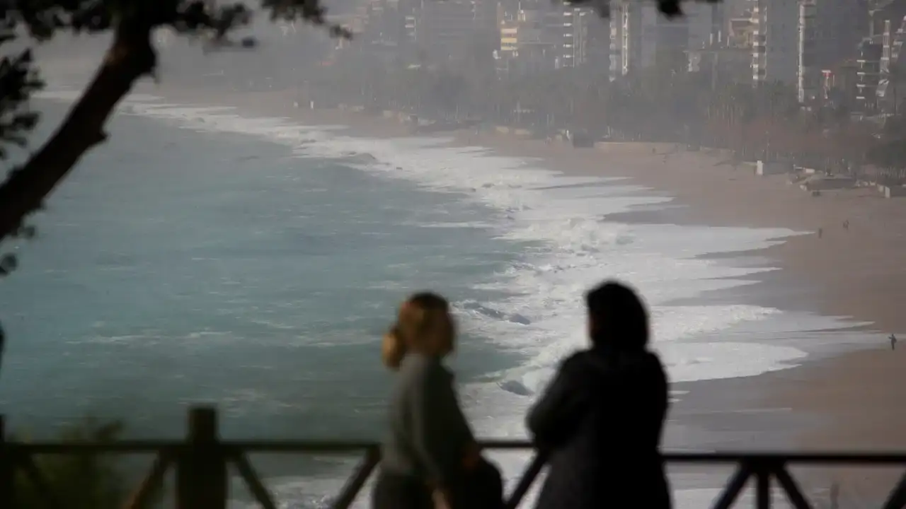 Günlerdir Süren Sağanak Yağış Sonrası Antalyalılar Sahile Akın Etti 2
